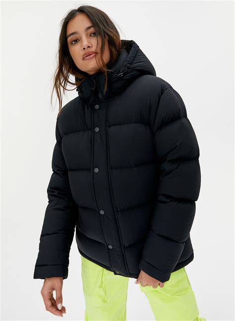 aritzia puffer jacket cropped.